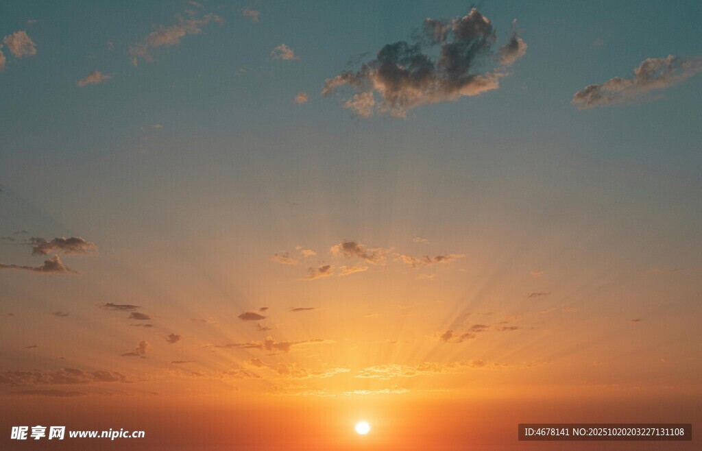 夕阳下飞鸟与绚丽天空