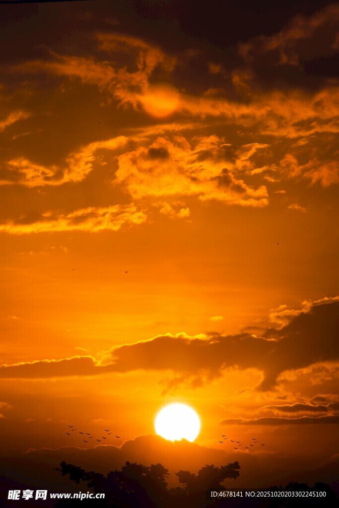 壮丽夕阳天边绚烂光影
