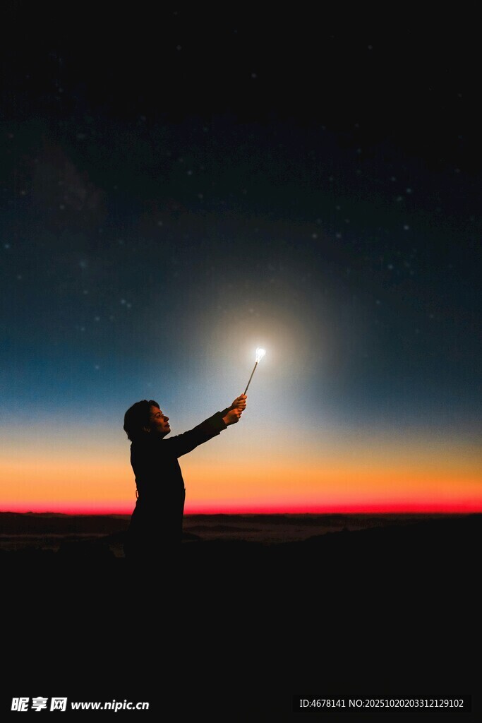 夜幕下持灯的孤独身影