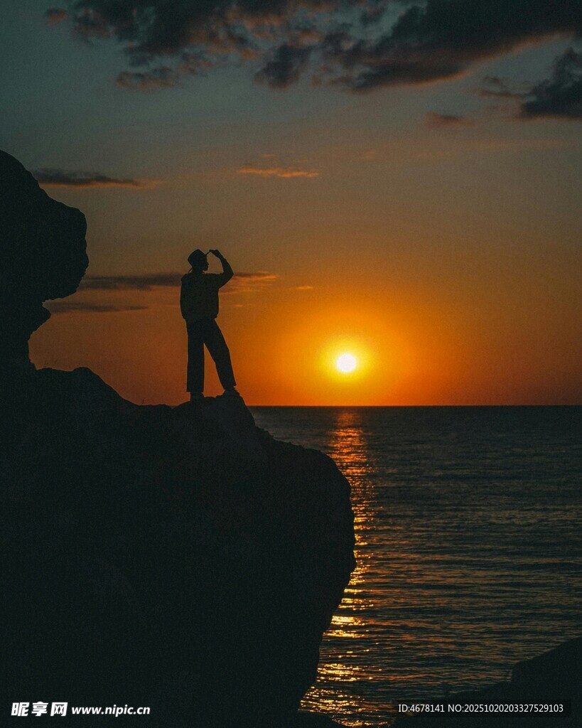 夕阳下的海边摄影者