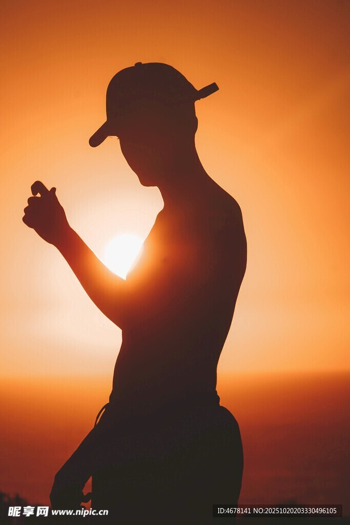 夕阳下的剪影人物
