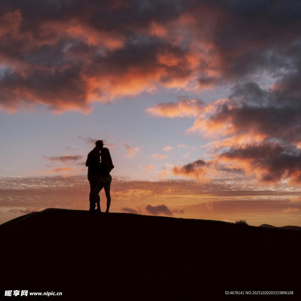 夕阳下的孤独旅人