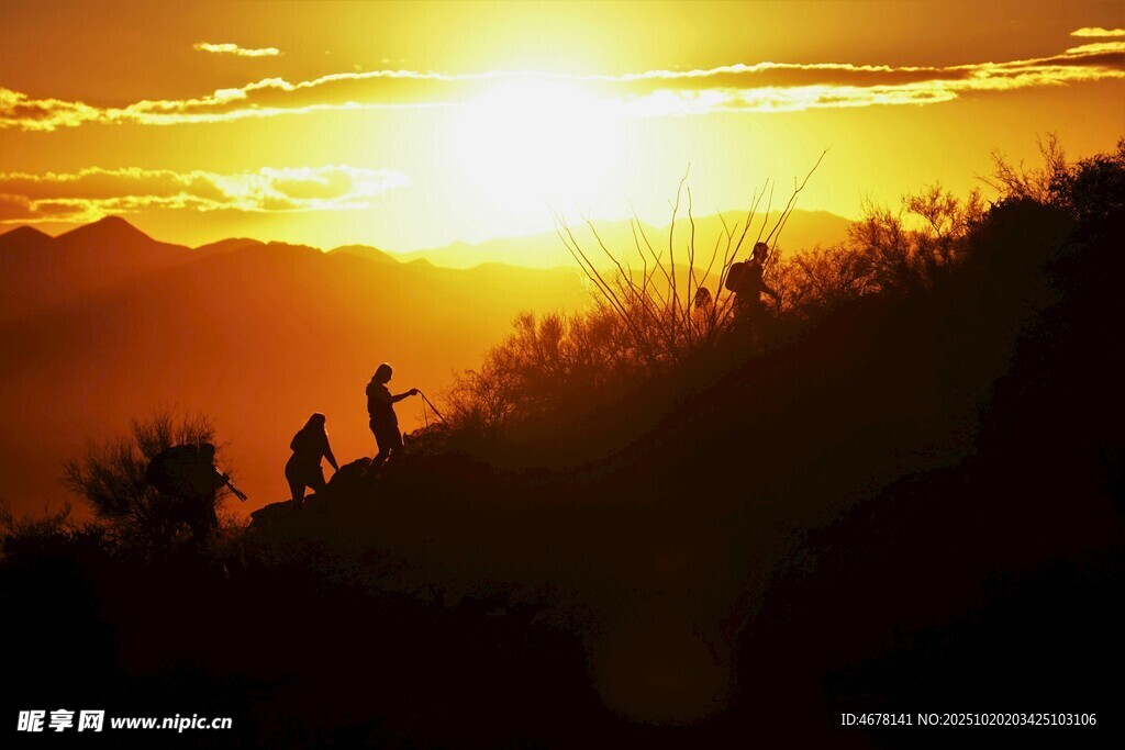 夕阳下的山间徒步者