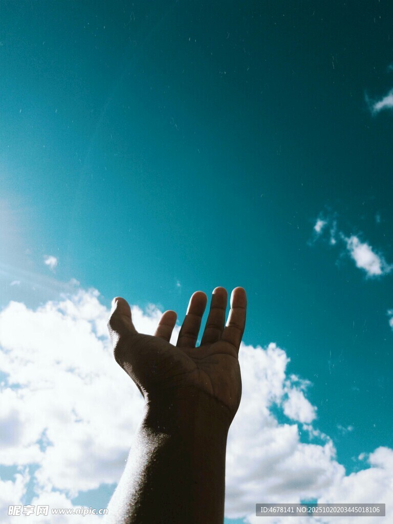 伸手触碰蓝天
