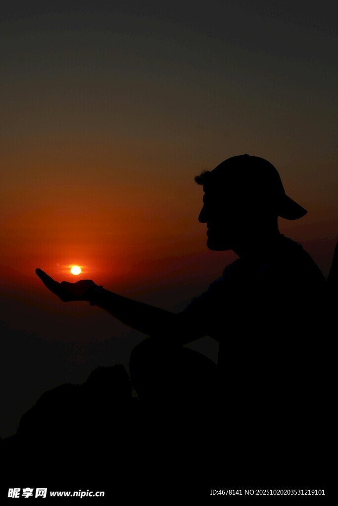 夕阳下的人物剪影与光影