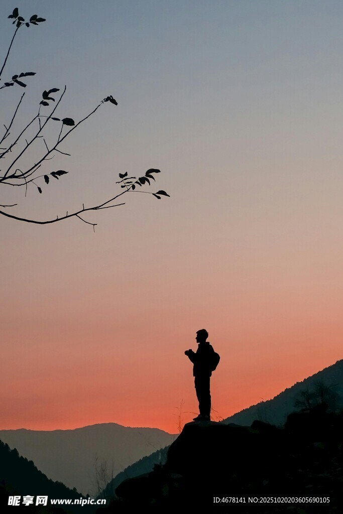 夕阳下的孤身行者
