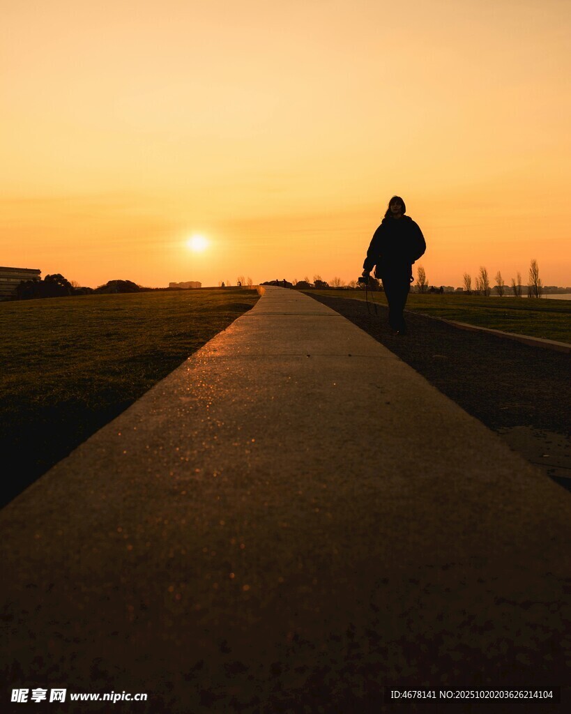 夕阳下独行的身影