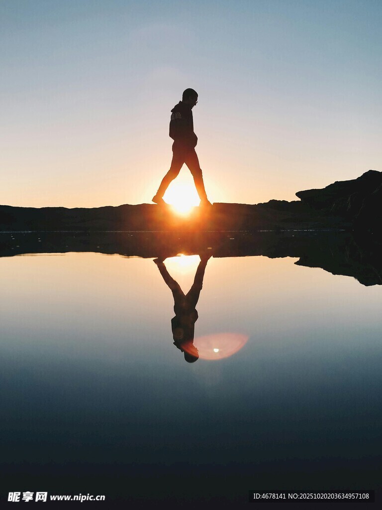 夕阳下的独行者与倒影