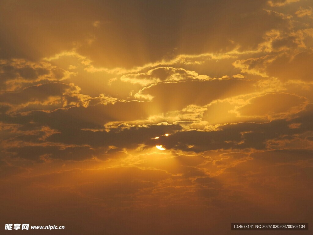 夕阳穿透云层的壮丽景象