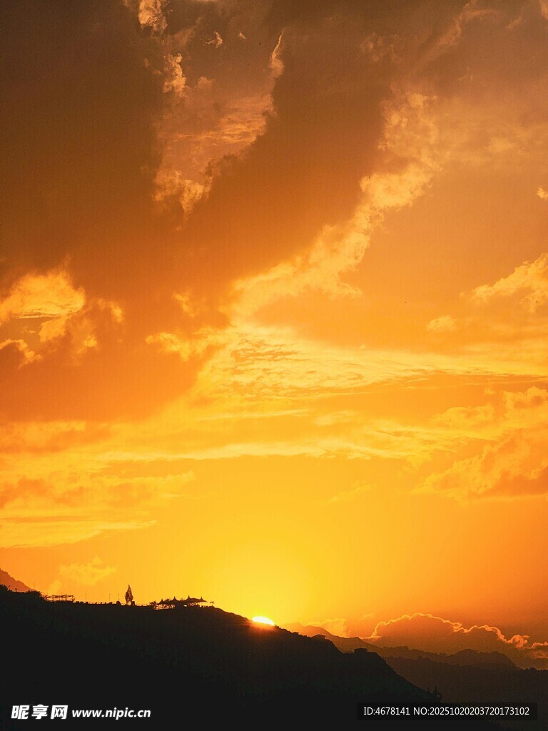 壮丽夕阳下的绚烂天空