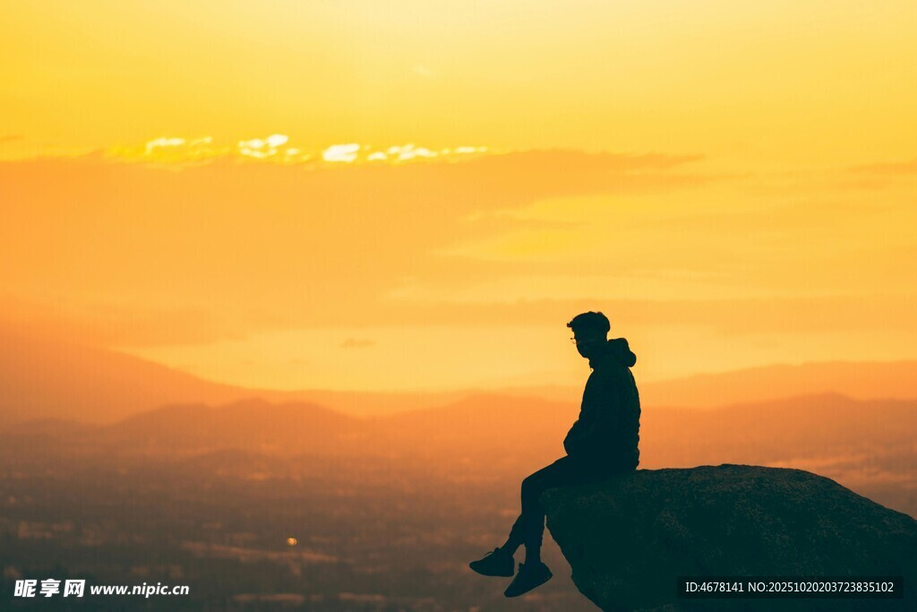 夕阳下独坐崖边的沉思者