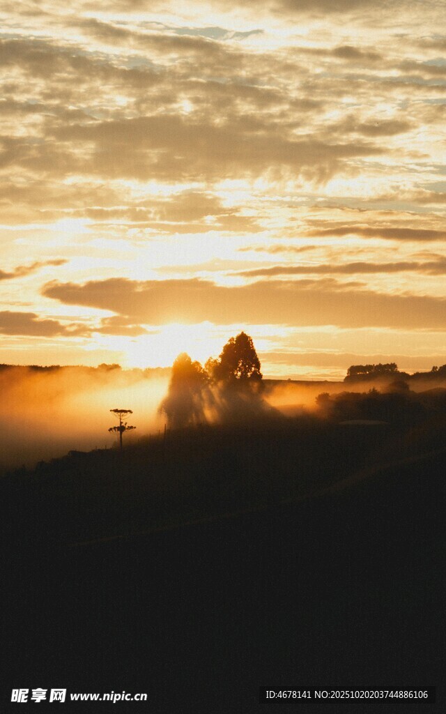 夕阳下的海边浪漫剪影