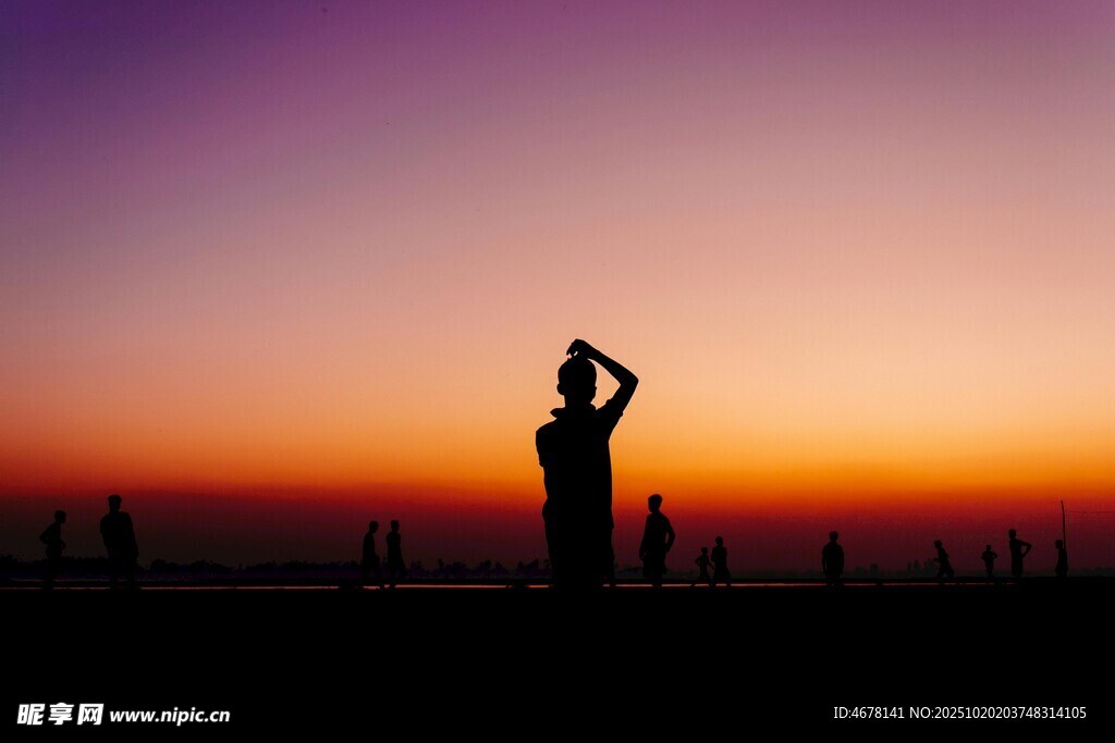 夕阳下的瑜伽者剪影