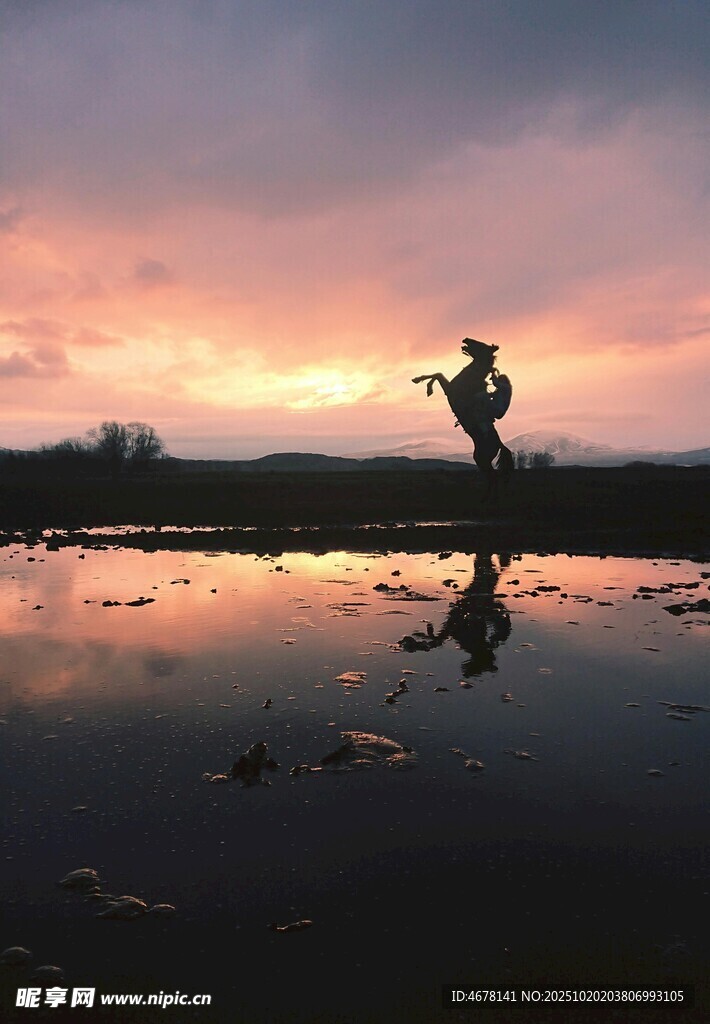 夕阳下的孤独垂钓者