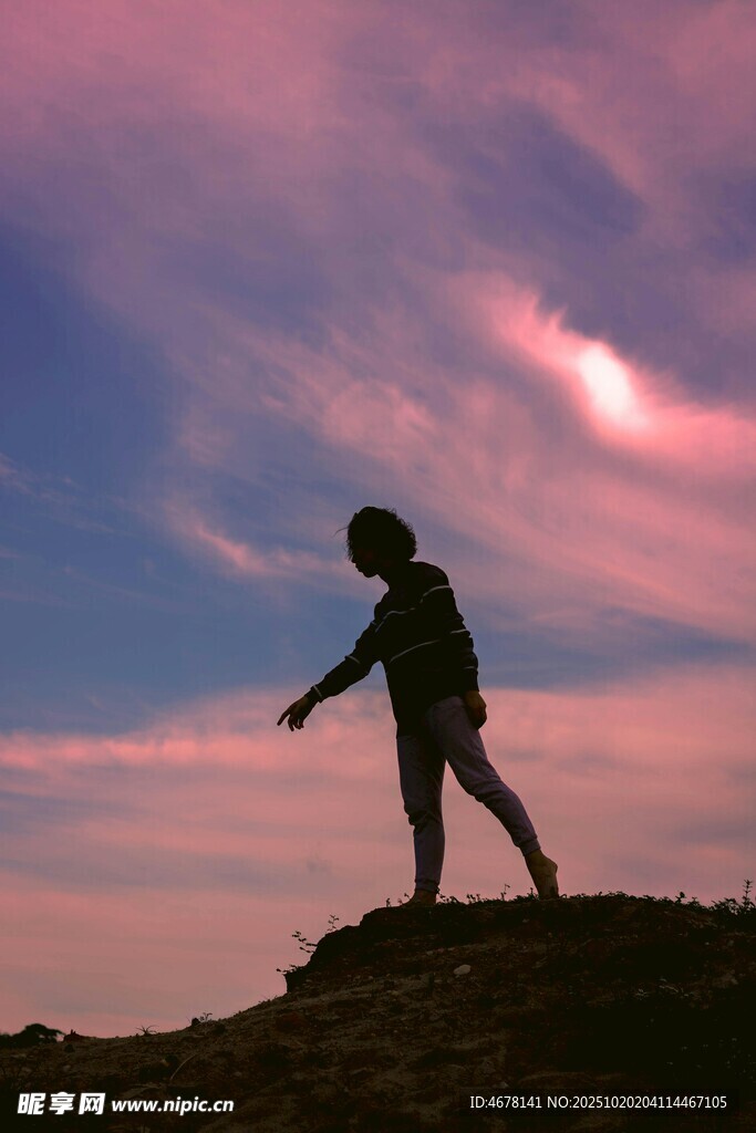 夕阳下的独行者