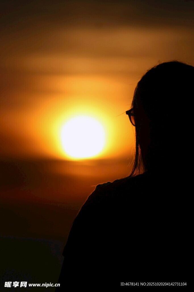 夕阳下的人物剪影