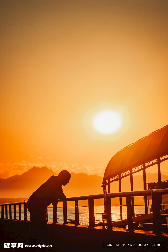 夕阳下的凭栏沉思者