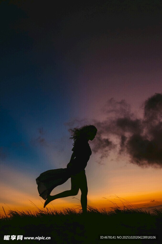 夕阳下奔跑的飘逸身影