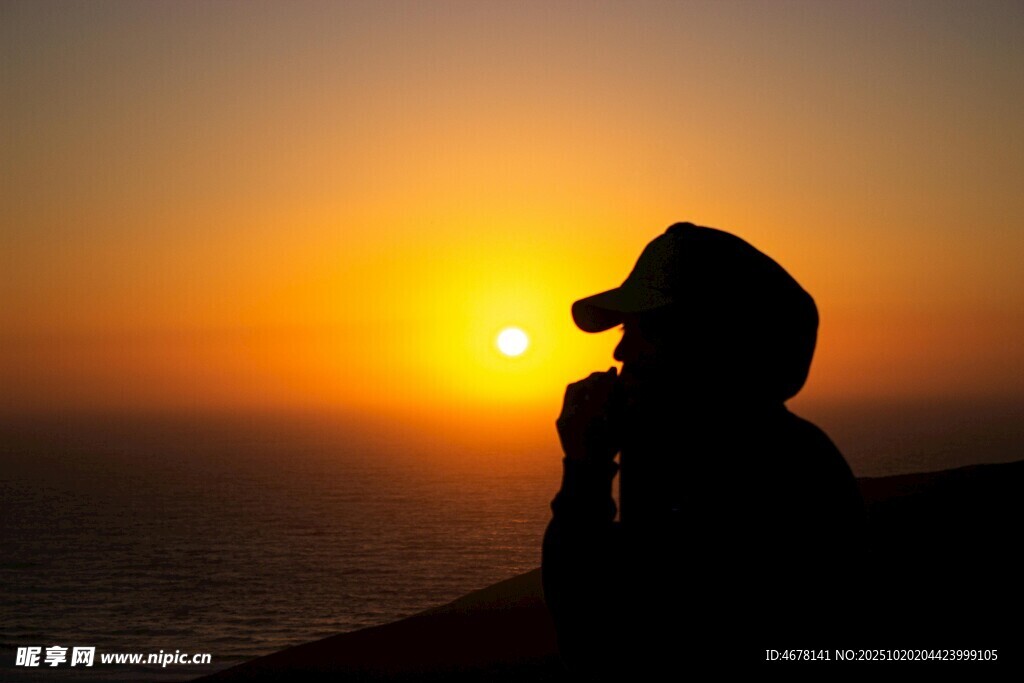 夕阳下的海边沉思者