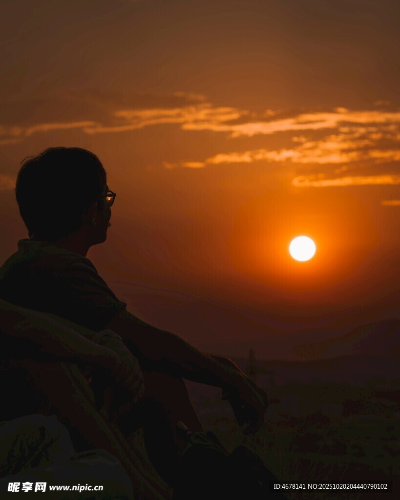 夕阳下的沉思者
