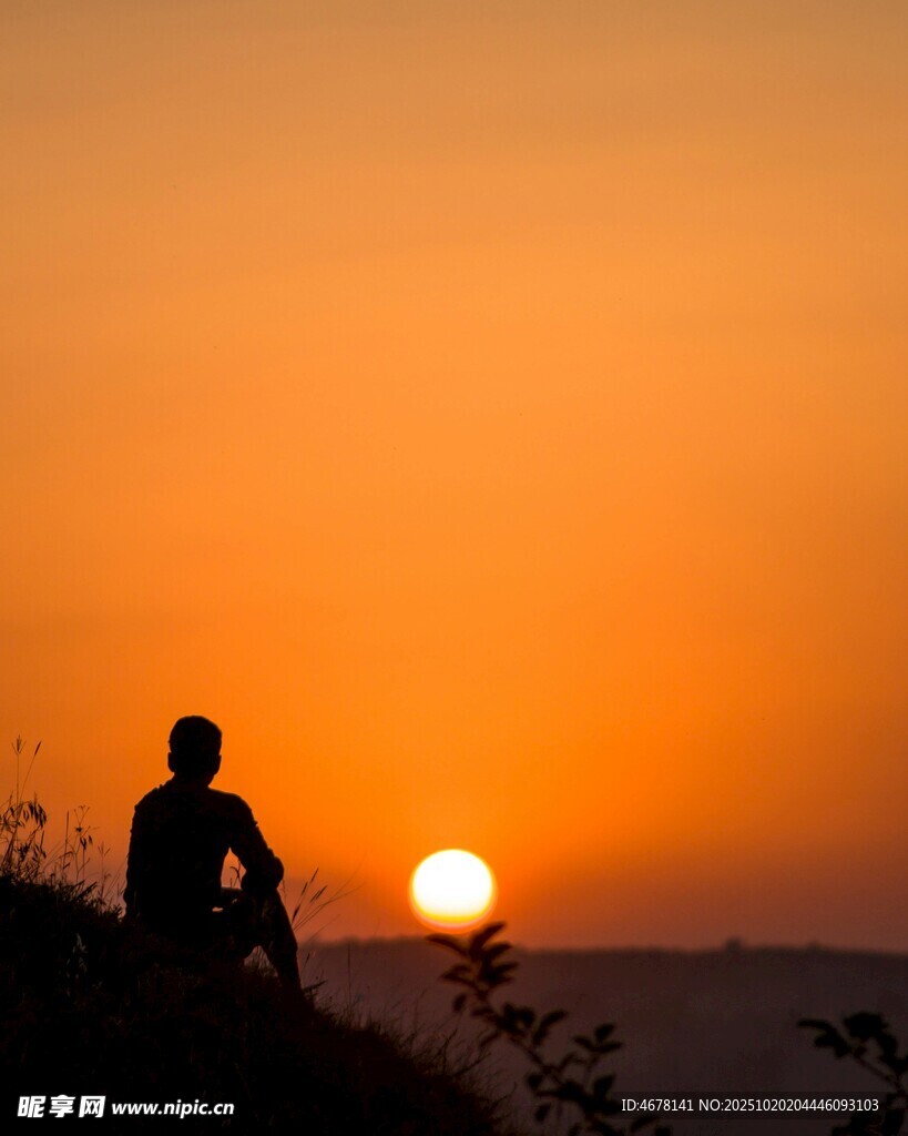 夕阳下的孤独身影
