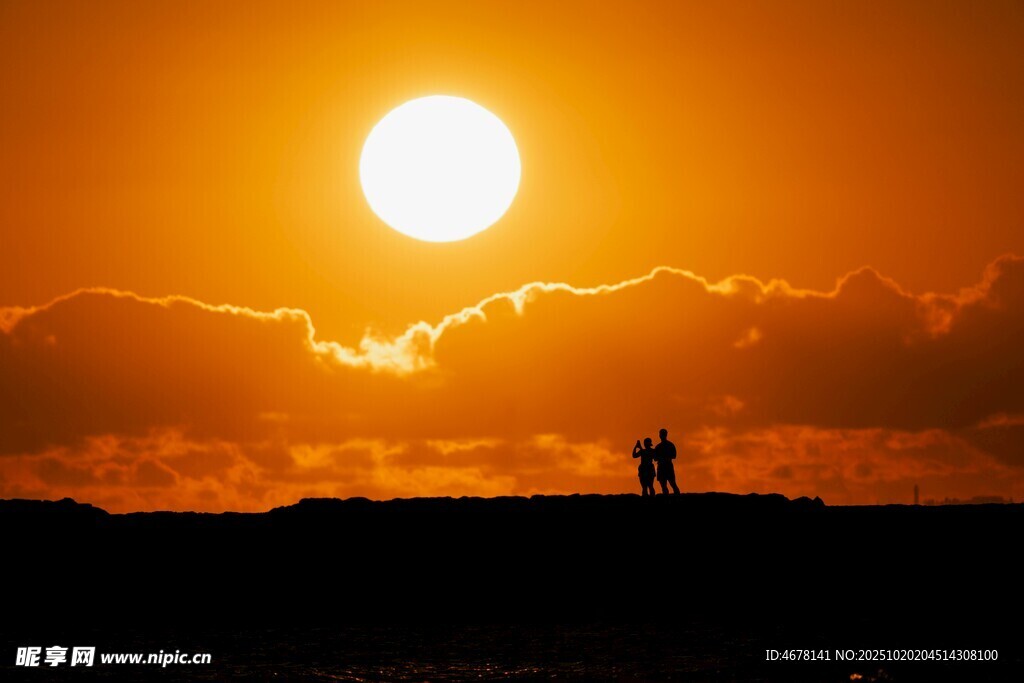 夕阳下的剪影美景
