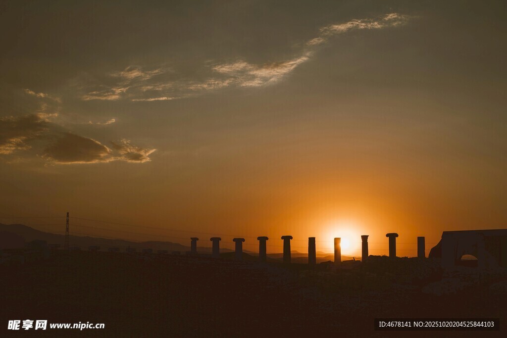 夕阳下的栅栏美景