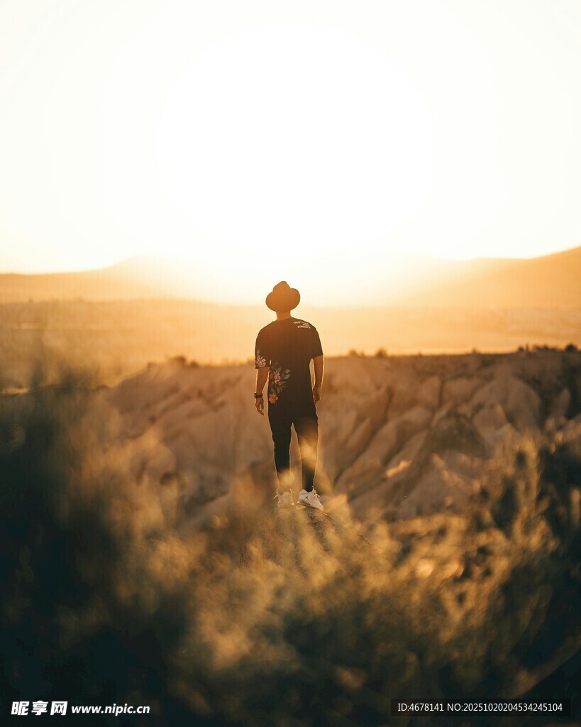 夕阳下独自行走的身影