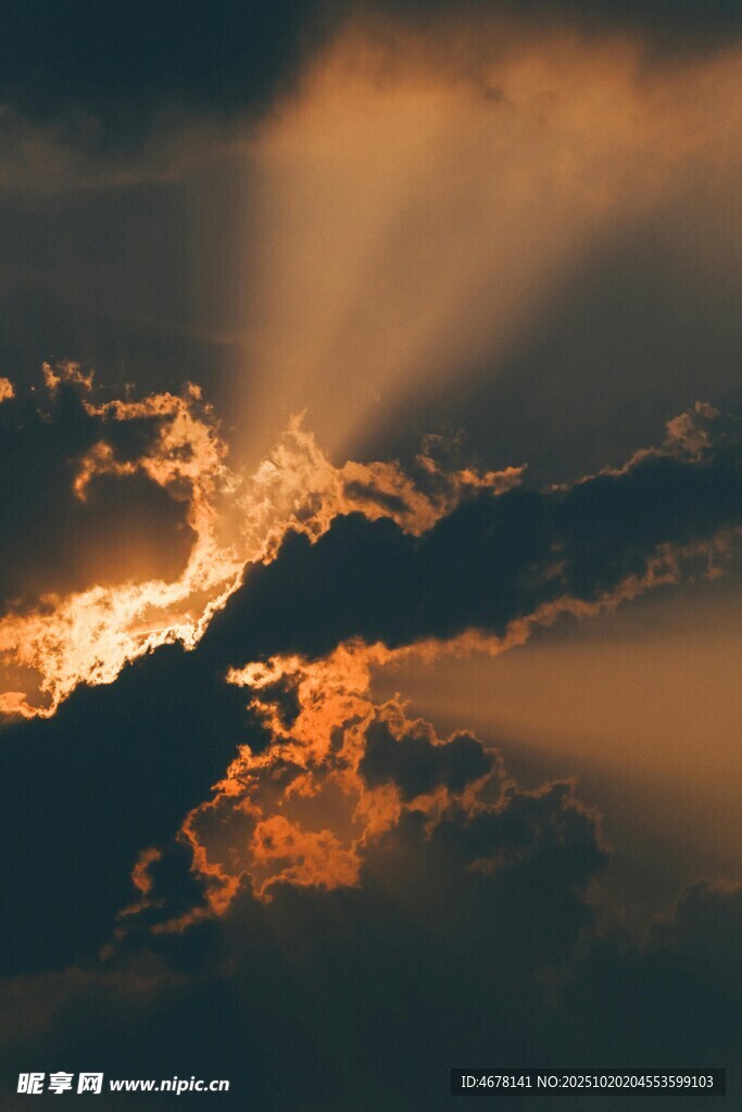 夕阳穿透云层洒下光芒