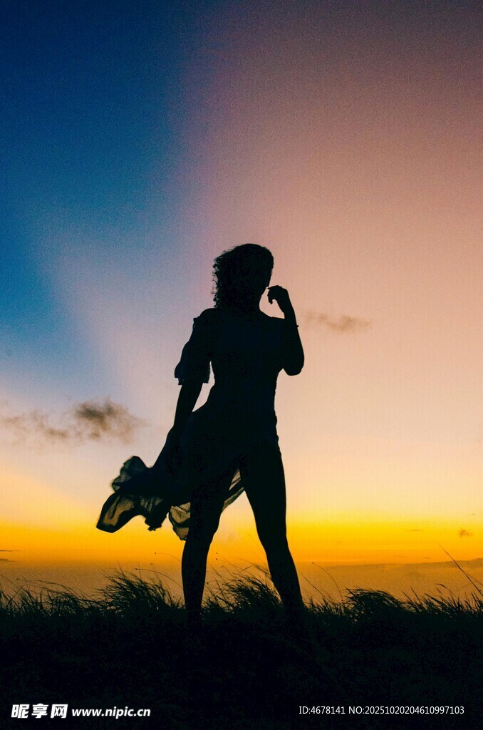 夕阳下舞者的优雅剪影