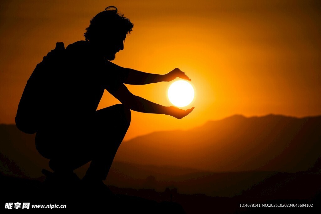 剪影人物捧夕阳美景