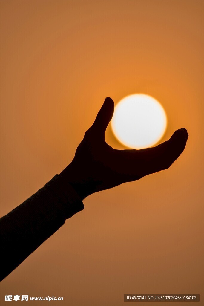 手托夕阳