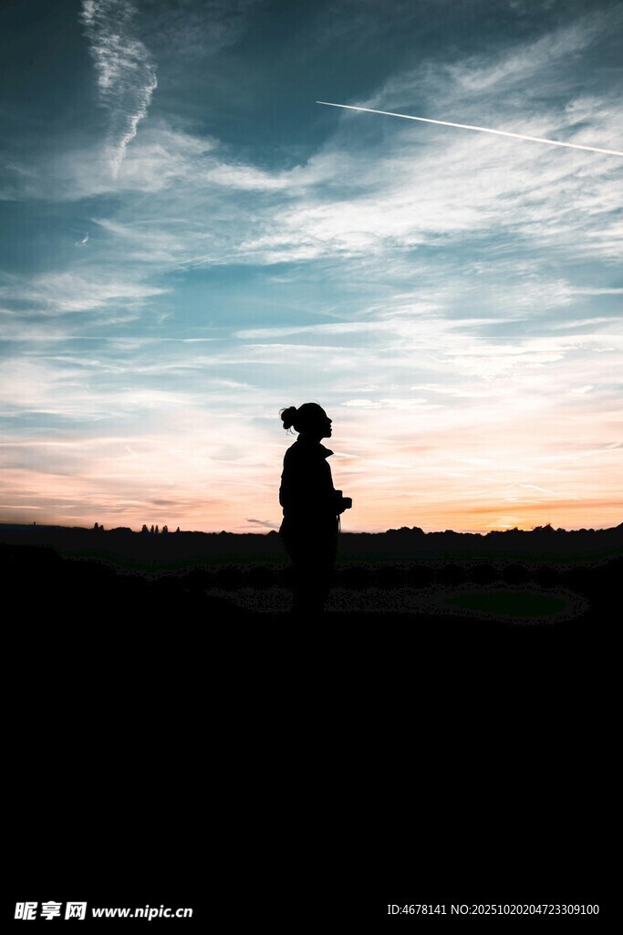 夕阳下的人物剪影