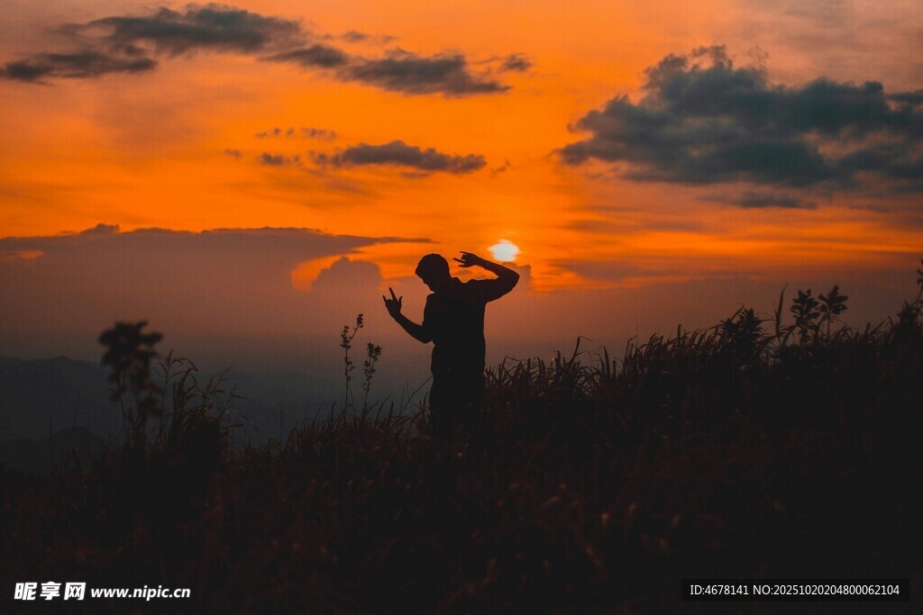 夕阳下的孤独旅人