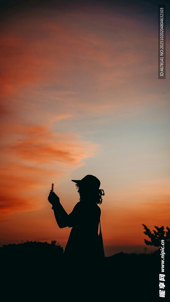 夕阳下的摄影者剪影