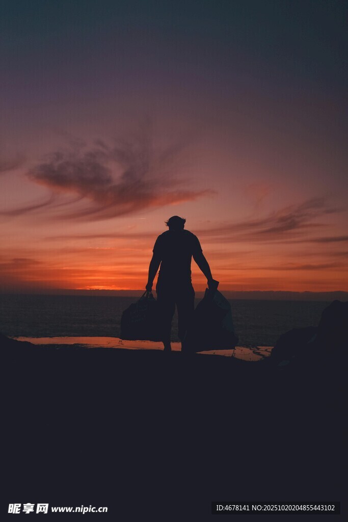 夕阳下的孤独旅人