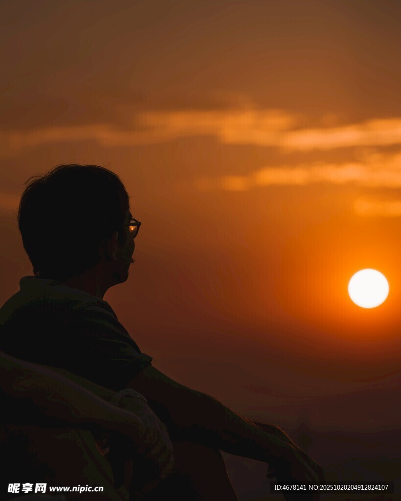 夕阳下的孤独身影