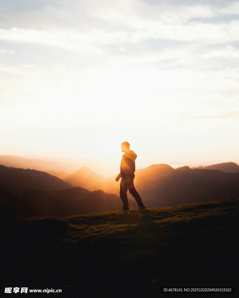 夕阳下的独行者