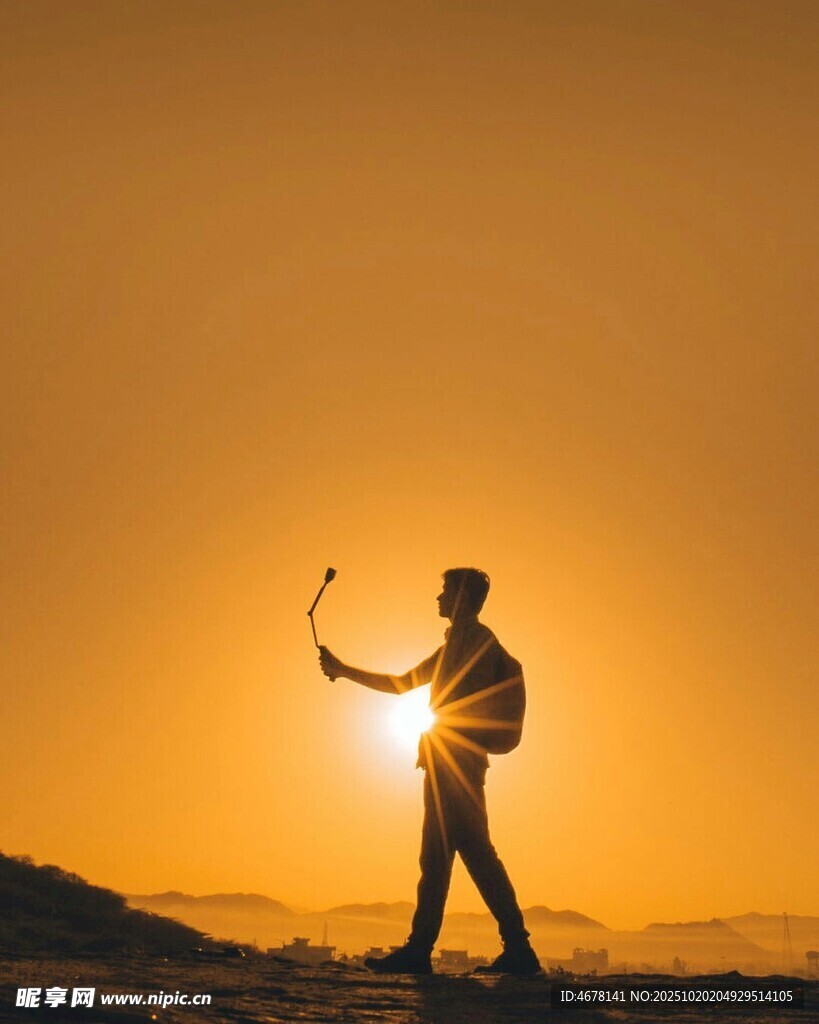 夕阳下的持杖徒步者