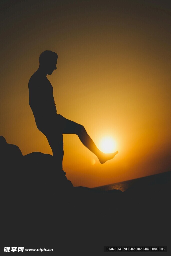 夕阳下的独行者