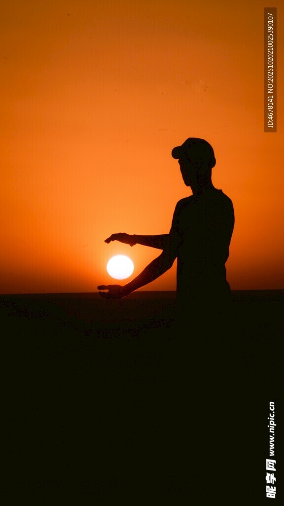 夕阳下的人物剪影