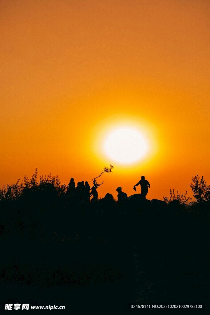 夕阳下的骑行剪影