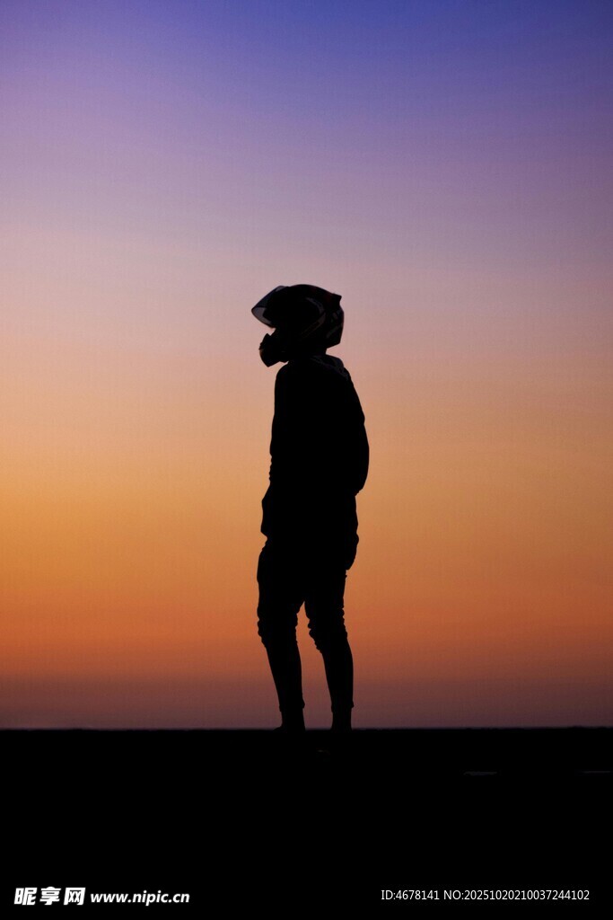 夕阳下的孤独身影