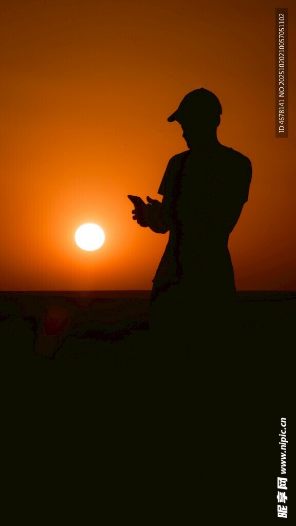 夕阳下的人物剪影