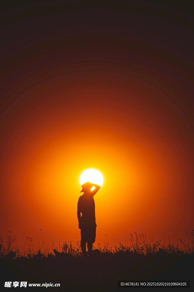 夕阳下的孤独身影