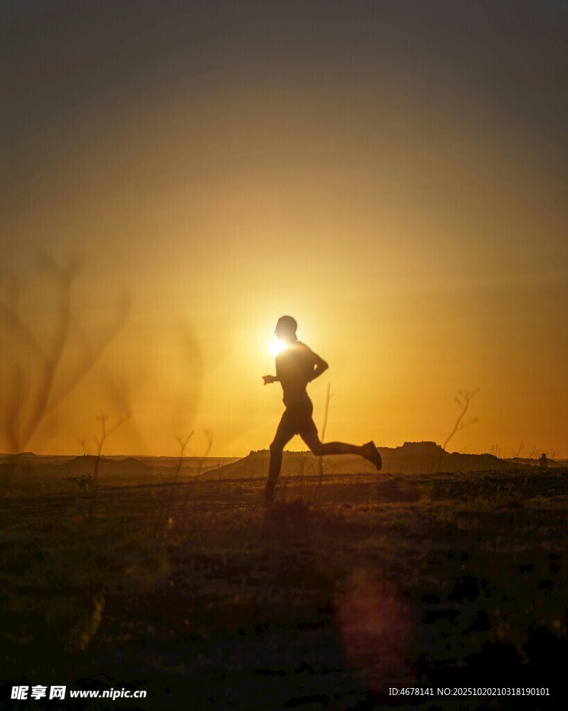 夕阳下的奔跑者