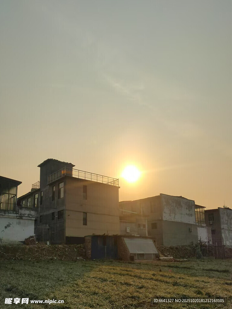 夕阳下的乡村建筑景观