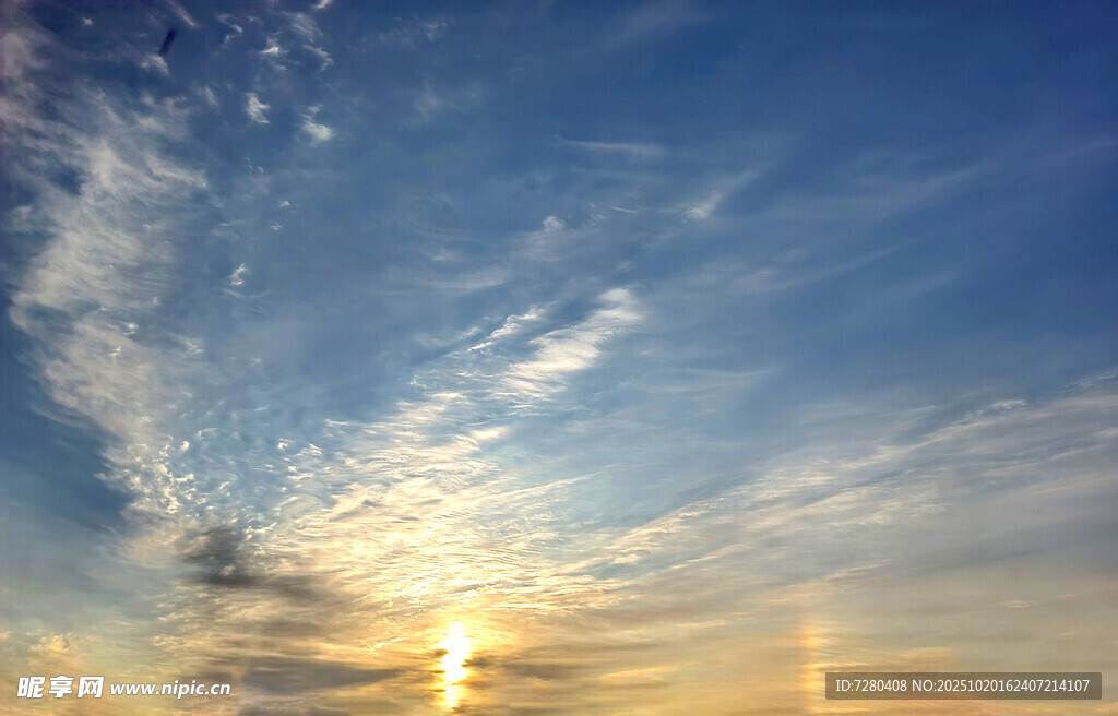 夕阳下的绚烂天空