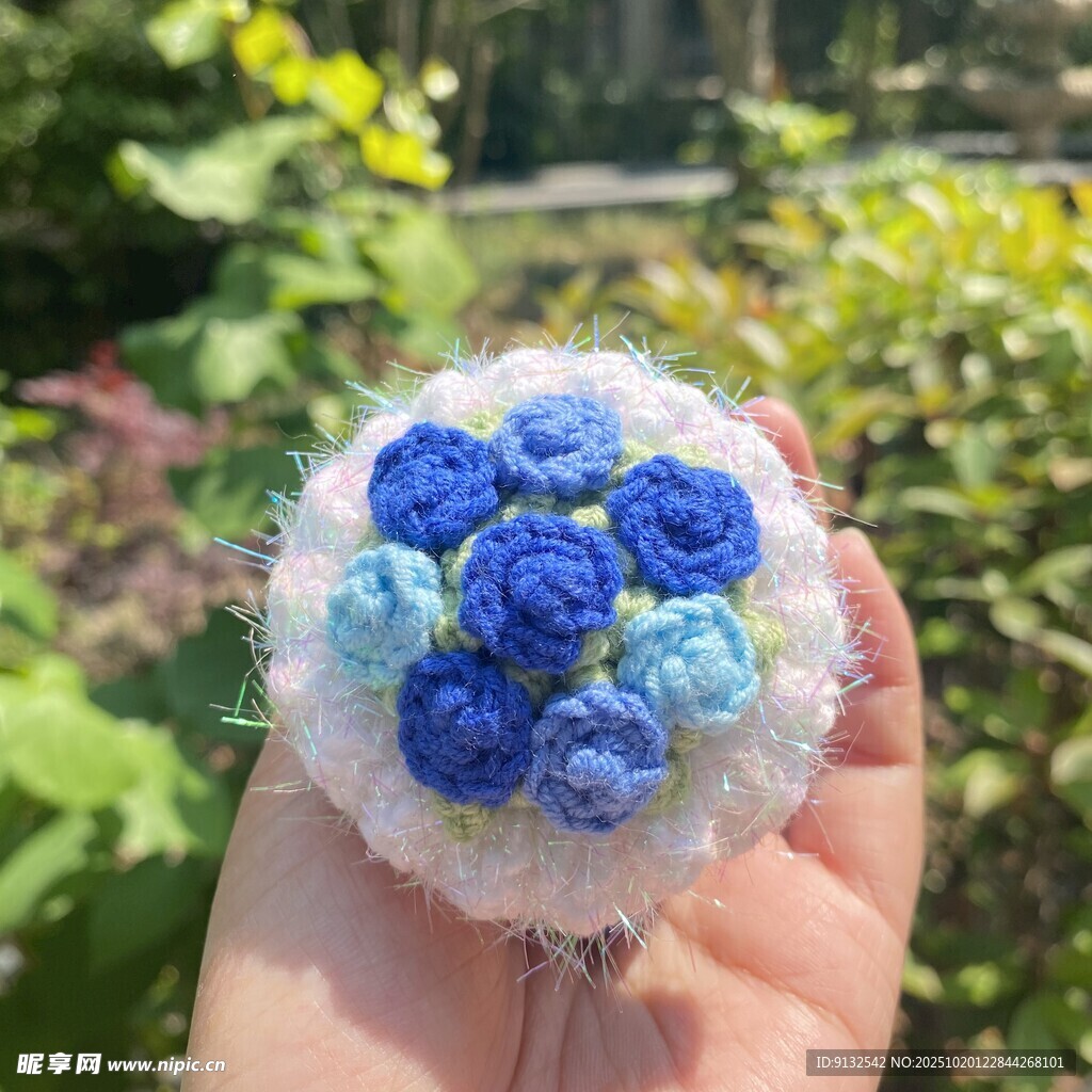 蓝白花朵钩织手工艺品
