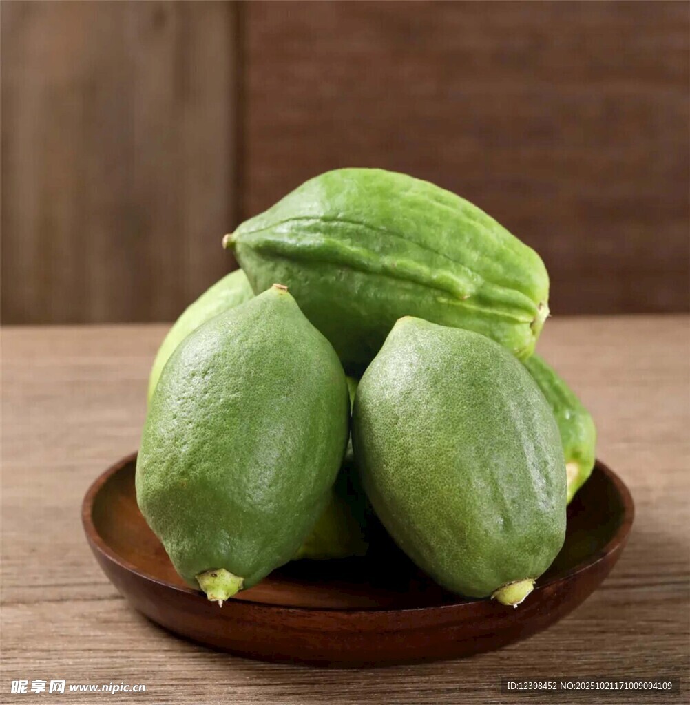 木盘上的新鲜嫩丝瓜